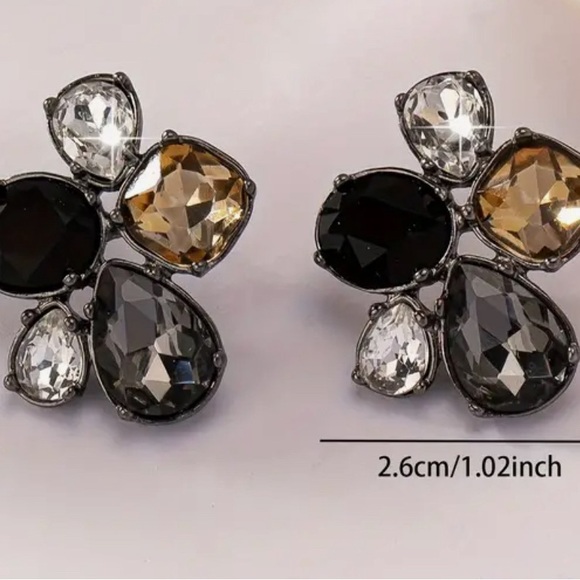 NWT BLACK AND GOLD STUD EARRINGS e - Picture 3 of 3